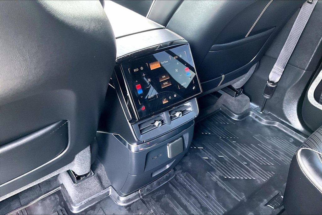 Certified 2026 Cadillac Vistiq Platinum w/ LPO, Floor Liner Package AWD/4WD image 10