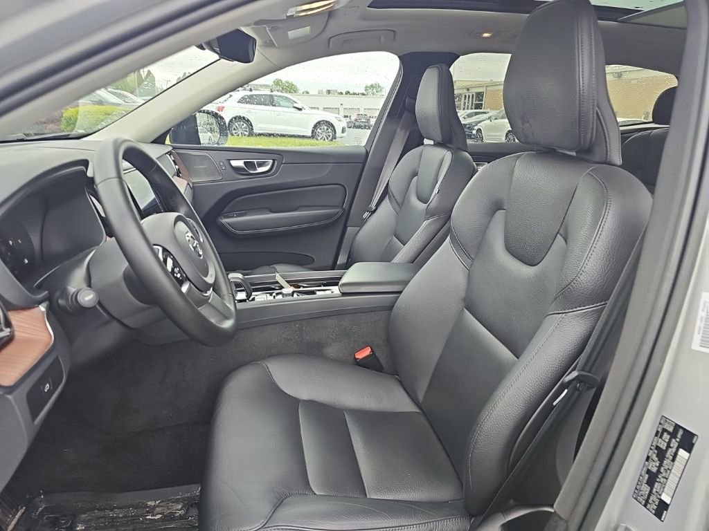 Used 2023 Volvo XC60 B5 Plus w/ Climate Package AWD/4WD image 3