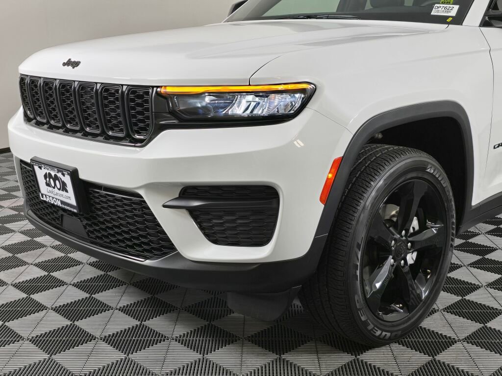 Used 2023 Jeep Grand Cherokee Altitude image 10