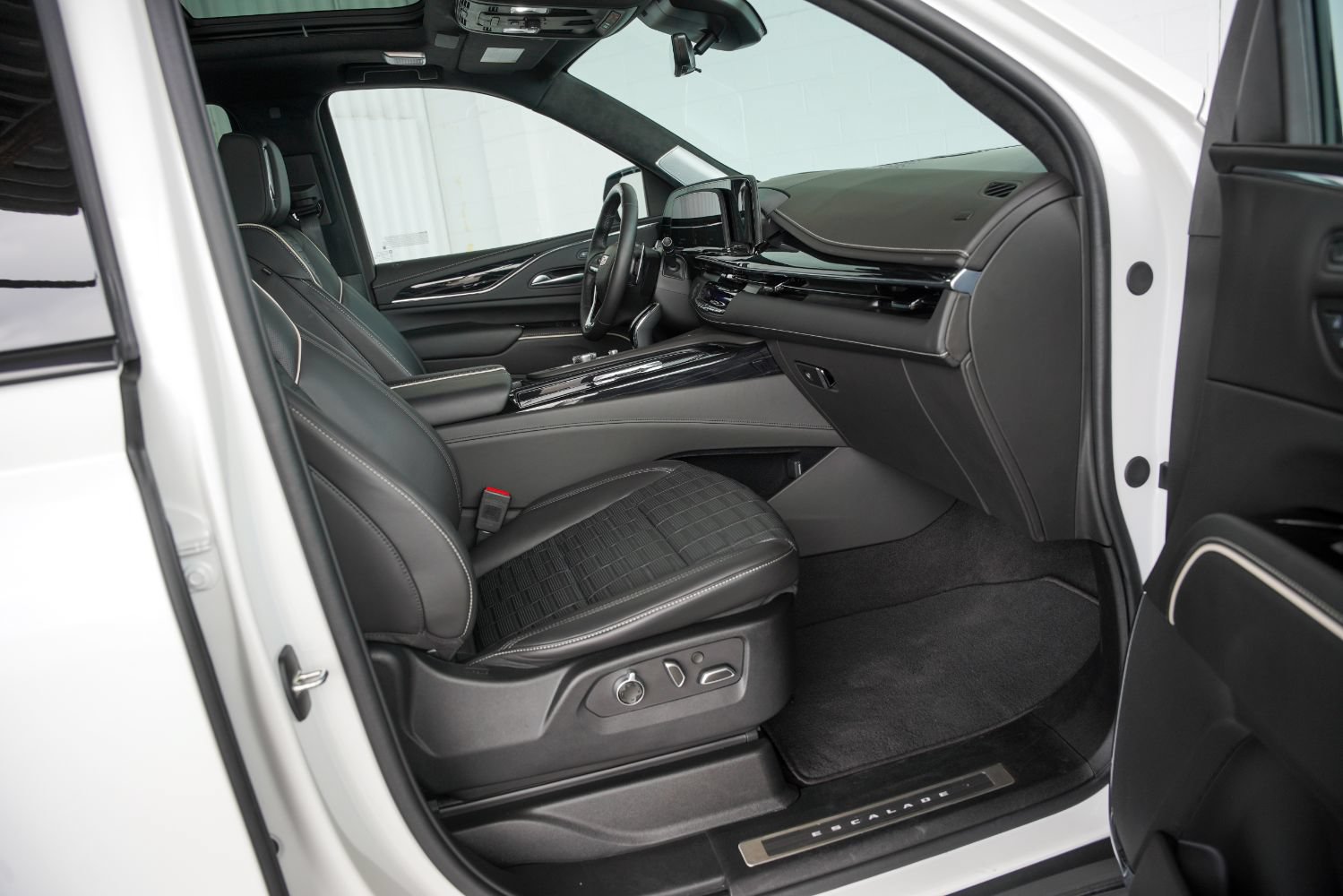 Used 2023 Cadillac Escalade V AWD/4WD image 2