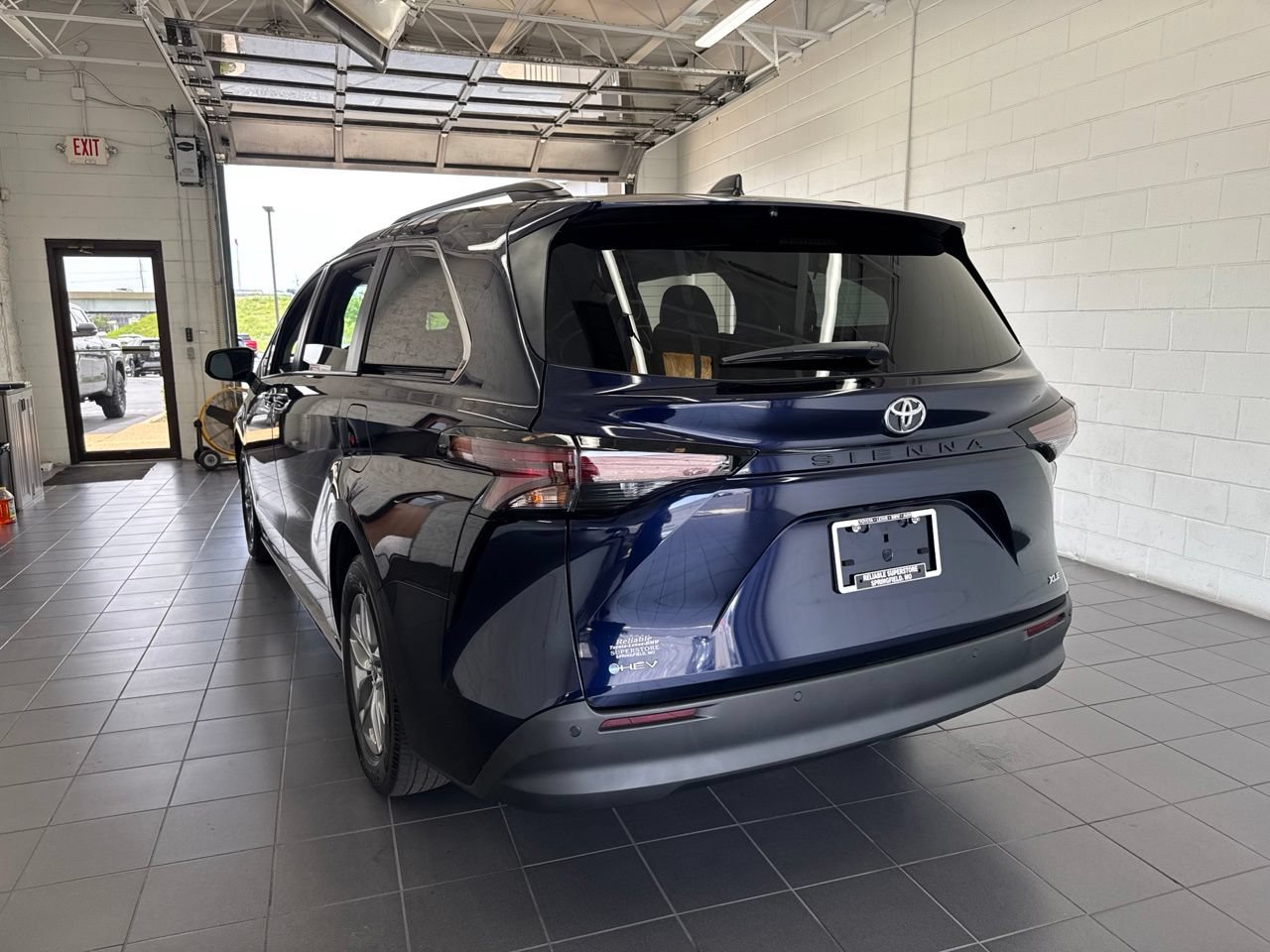 Used 2026 Toyota Sienna XLE FWD image 6