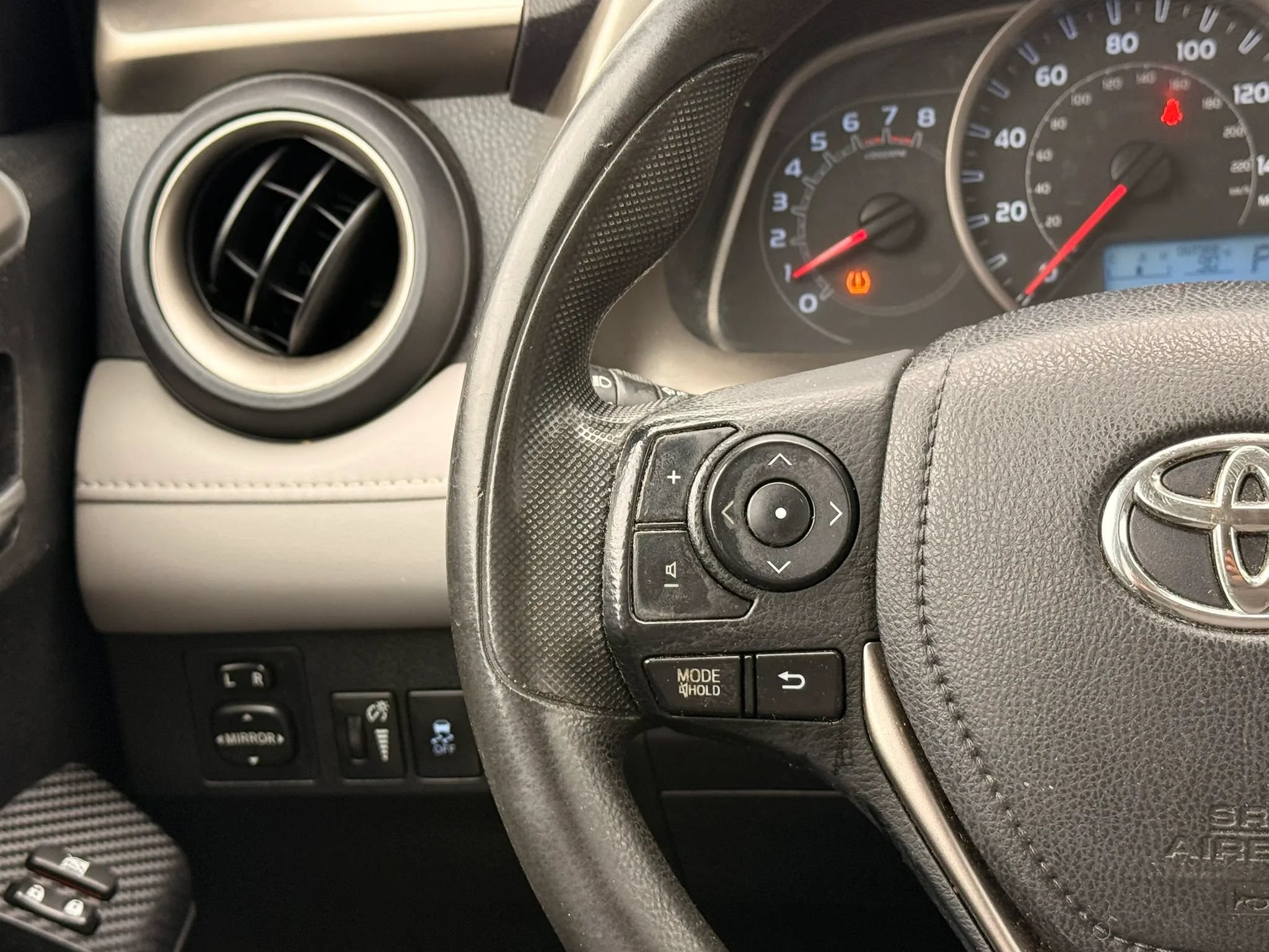 Used 2015 Toyota RAV4 XLE AWD/4WD image 17