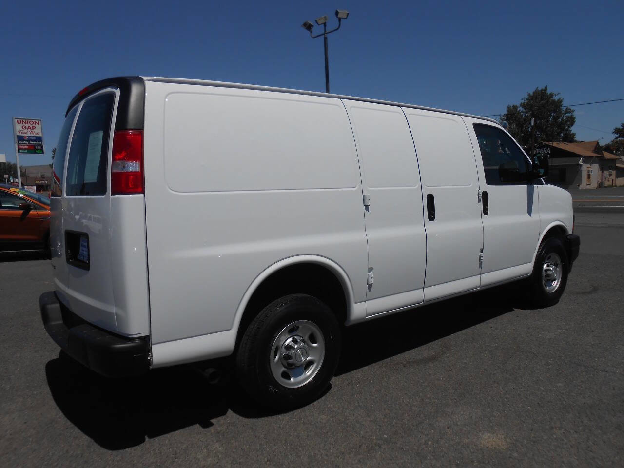 Used 2018 Chevrolet Express 2500 image 9