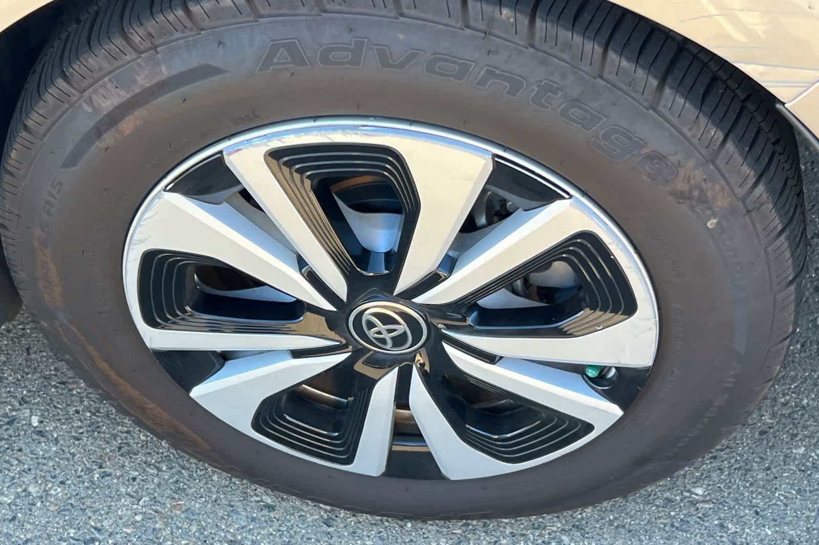 Used 2017 Toyota Prius Prime Advanced w/ Carpet Mat Package FWD image 22