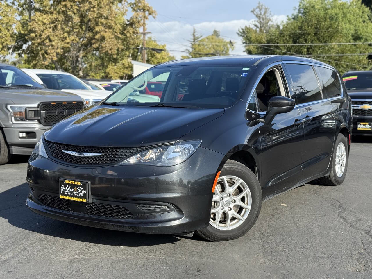 Used 2022 Chrysler Voyager LX image 3