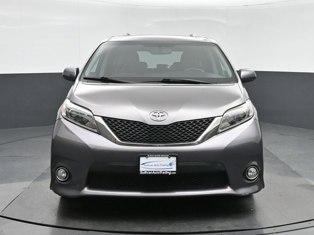 Used 2017 Toyota Sienna SE w/ SE Preferred Package image 2