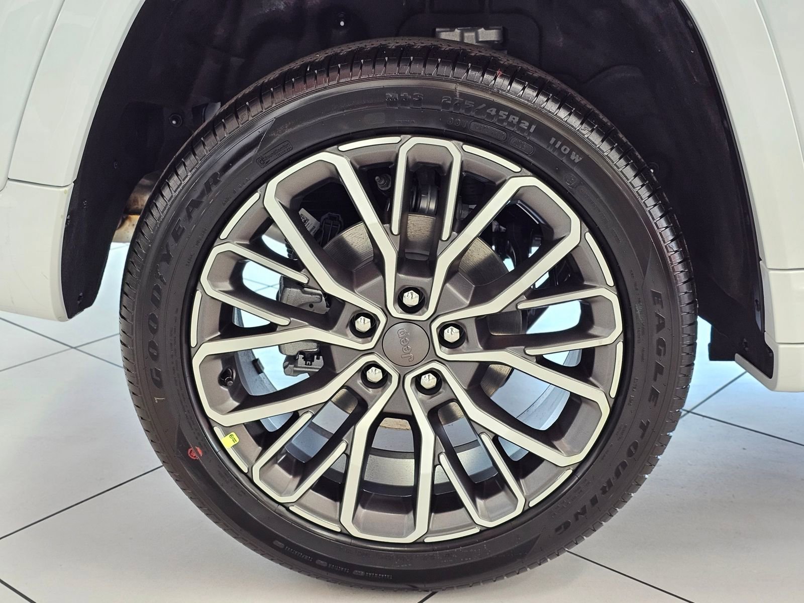 New 2026 Jeep Grand Cherokee Summit image 9