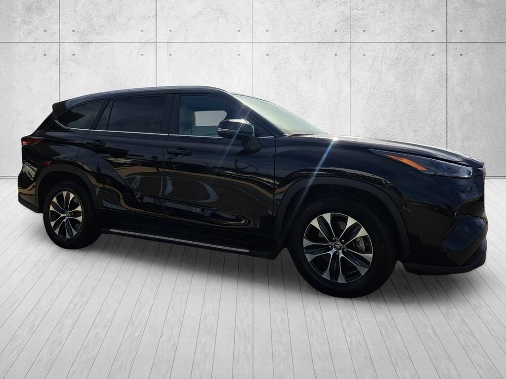 Used 2024 Toyota Highlander XLE FWD image 3
