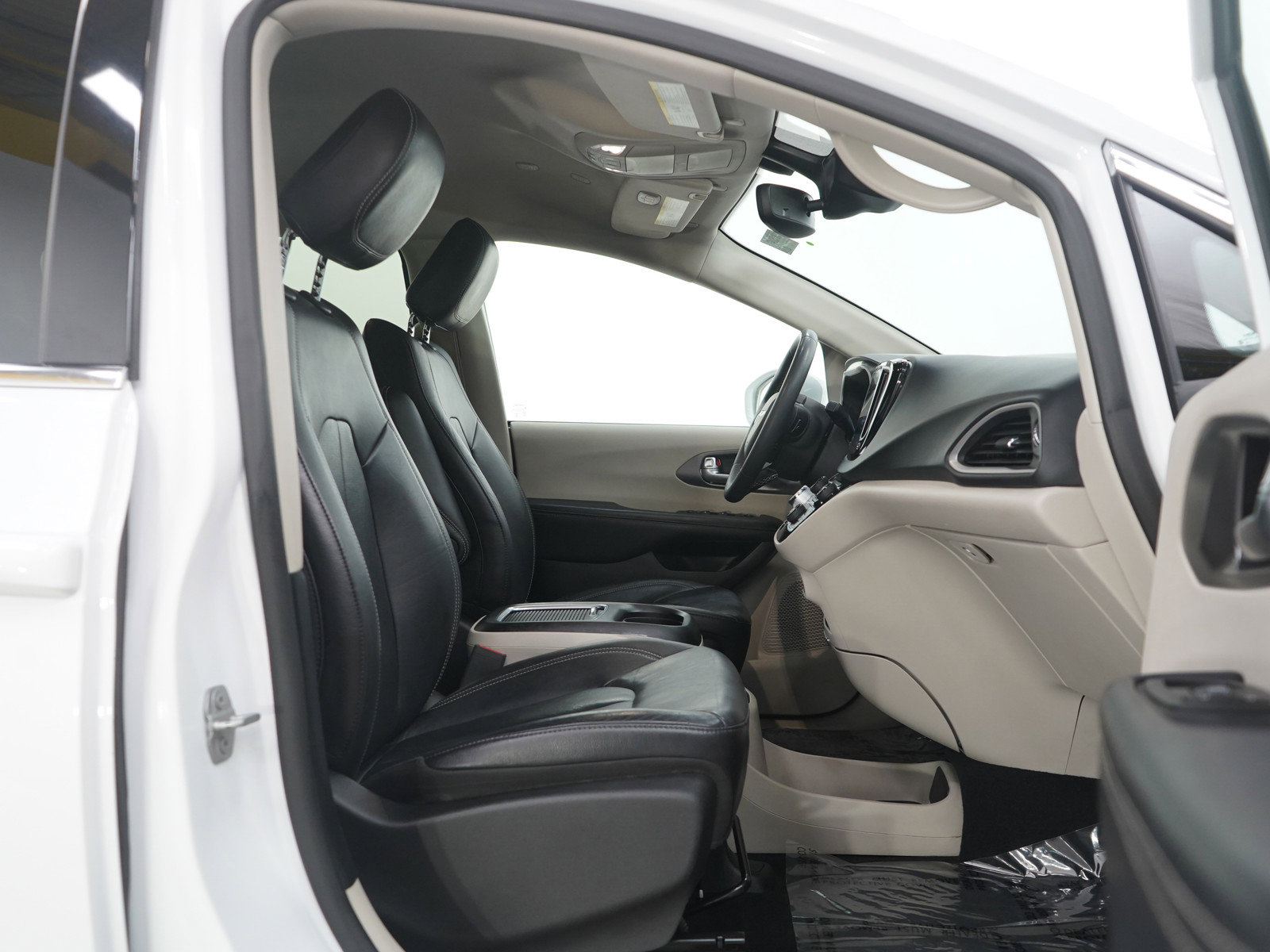 Used 2022 Chrysler Pacifica Touring-L image 11