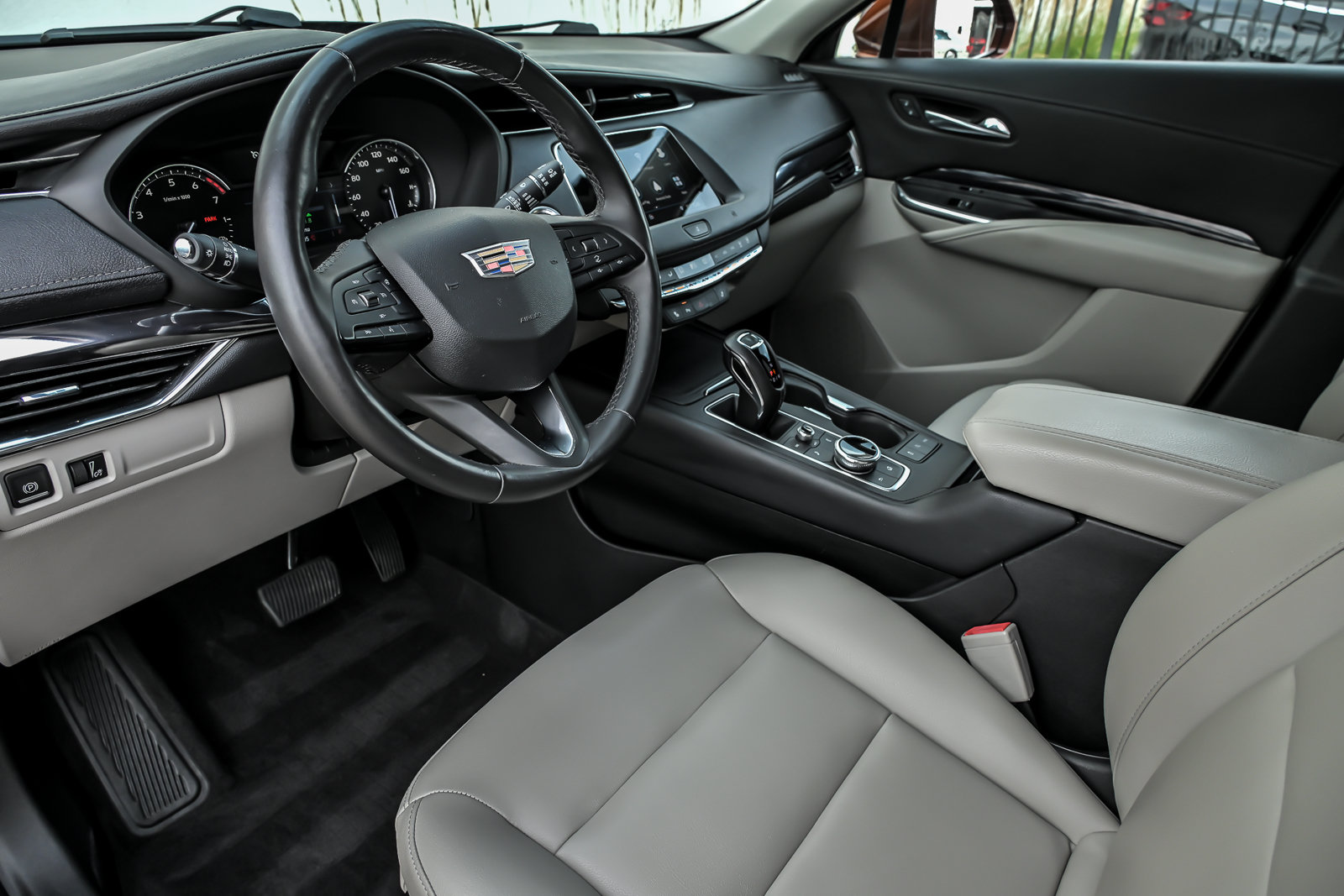 Used 2019 Cadillac XT4 Luxury w/ Cold Weather Package FWD image 17