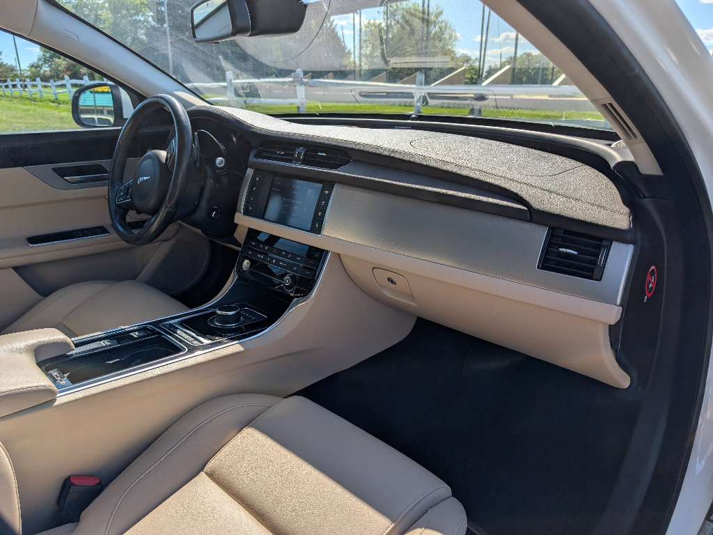 Used 2017 Jaguar XF Premium AWD/4WD image 31