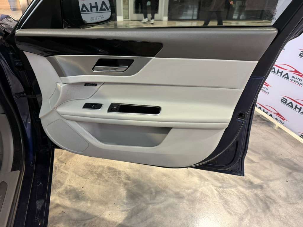 Used 2018 Jaguar XF Premium AWD/4WD image 53