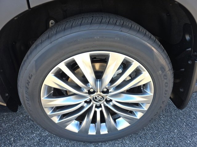 New 2026 Toyota Highlander Platinum image 7
