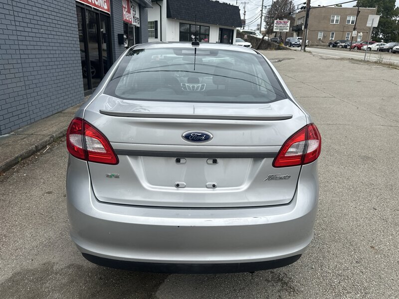 Used 2013 Ford Fiesta SE w/ Super Fuel Economy Pkg FWD image 3