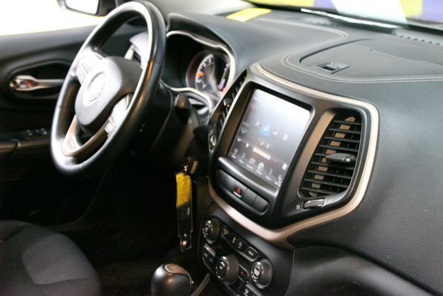 Used 2015 Jeep Cherokee Latitude w/ Cold Weather Group AWD/4WD image 10