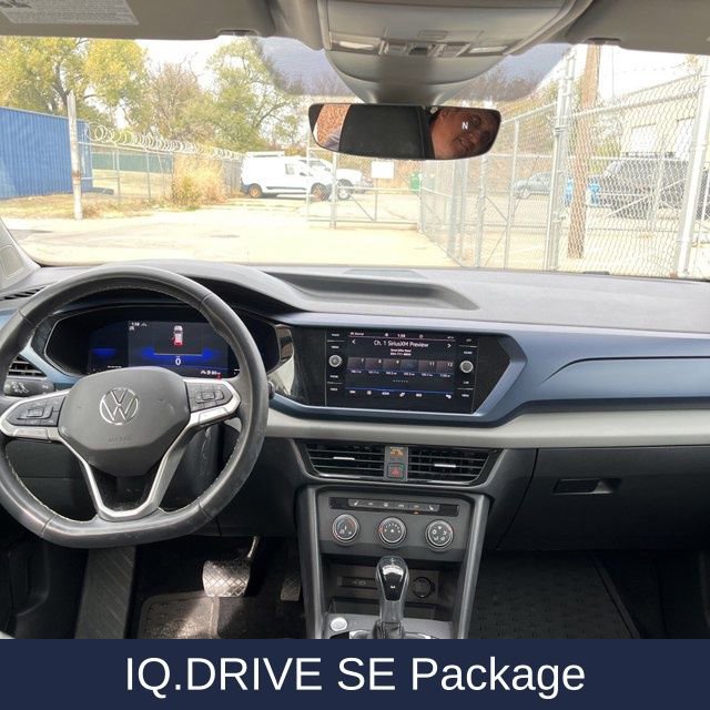 Used 2022 Volkswagen Taos SE w/ Panoramic Sunroof Package image 3