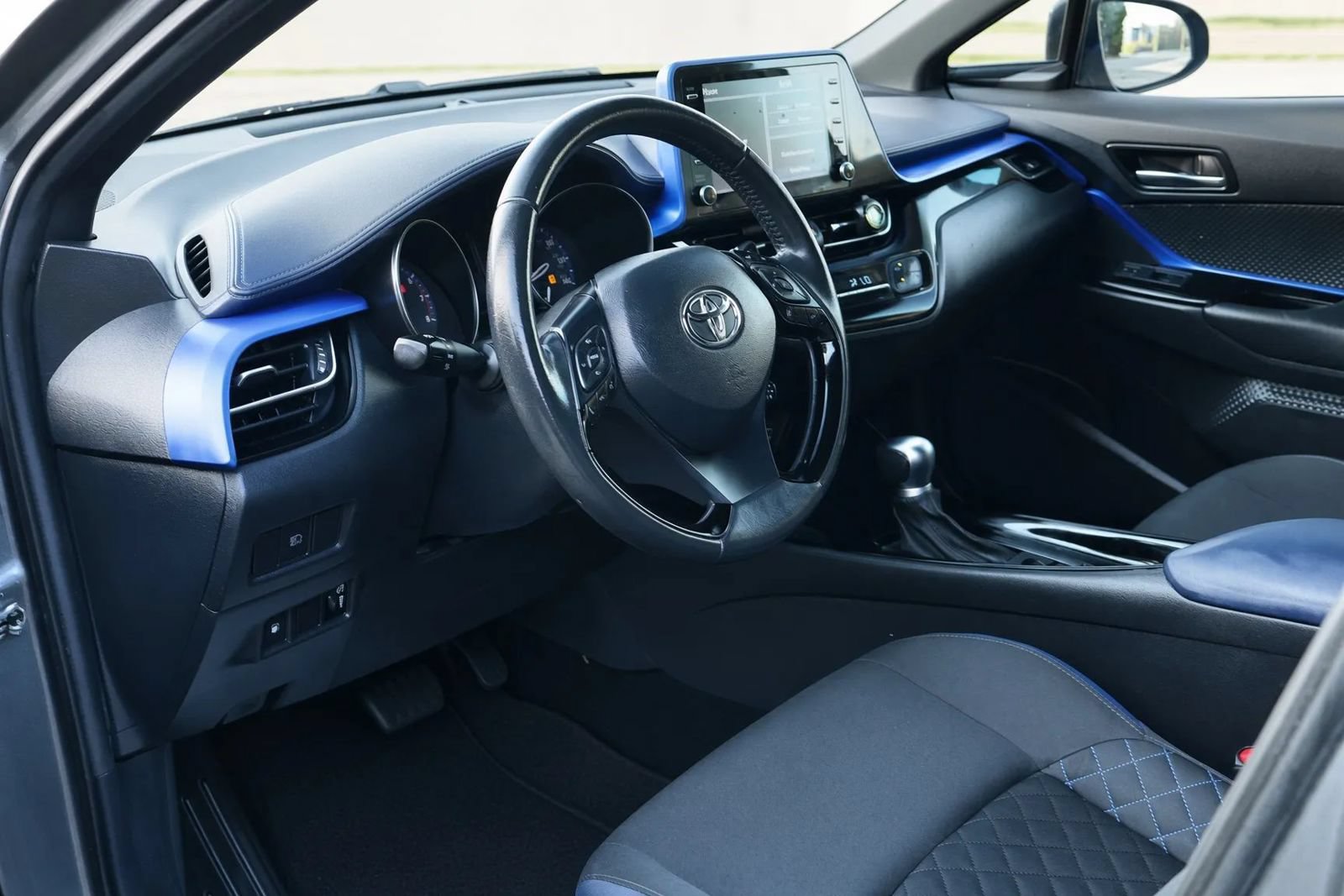 Used 2021 Toyota C-HR XLE FWD image 7