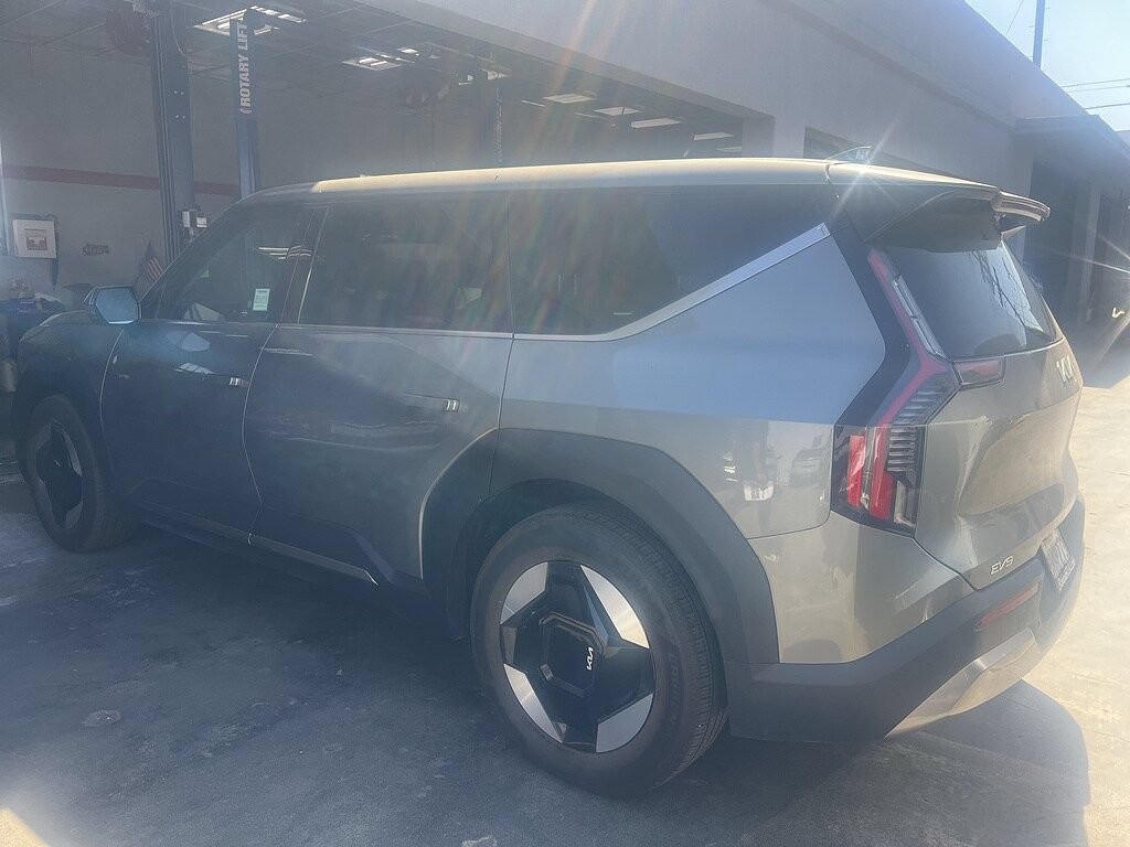Used 2024 Kia EV9 Light Long Range RWD image 3