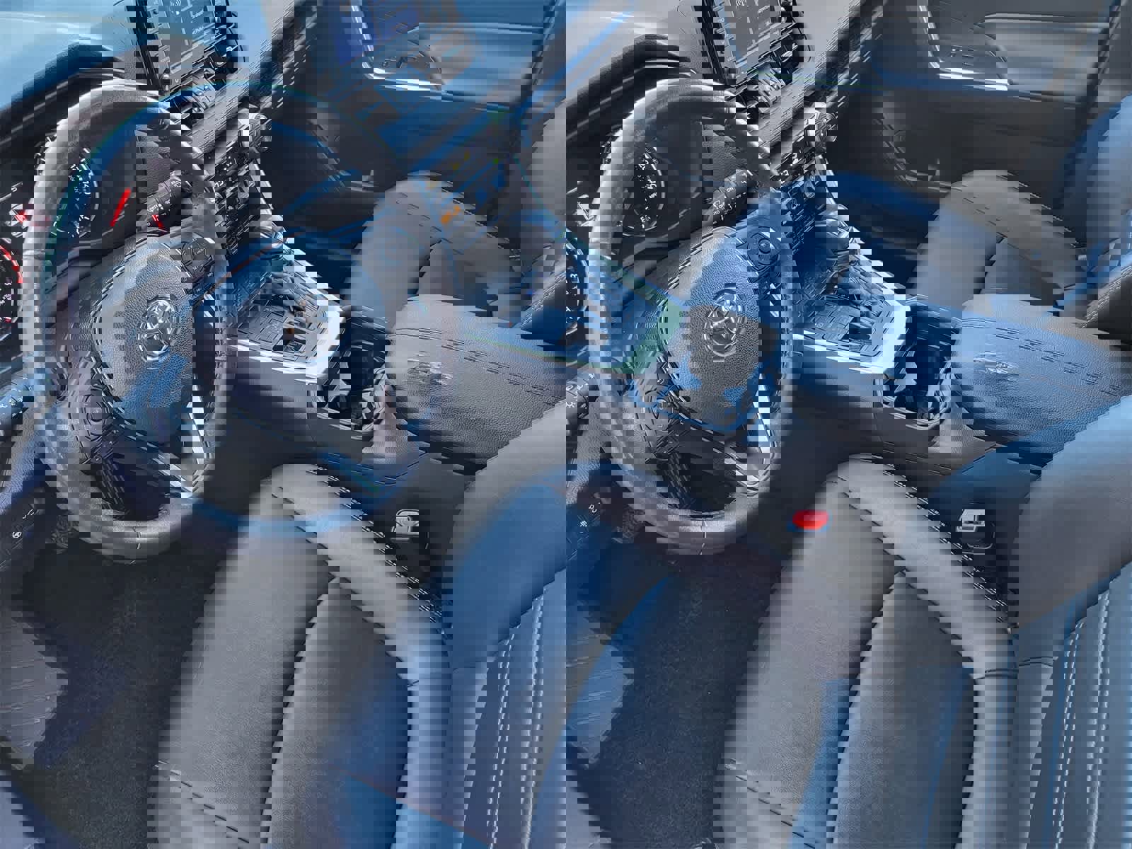 Used 2020 Toyota RAV4 XLE Premium image 12