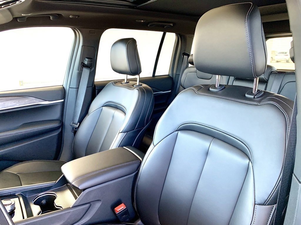 Used 2025 Jeep Grand Cherokee Limited image 17