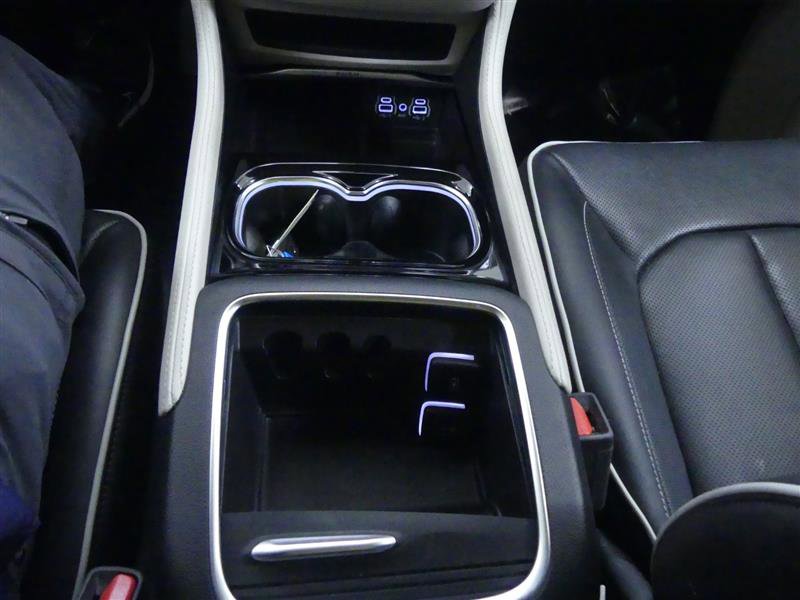Used 2023 Chrysler Pacifica Limited AWD/4WD image 19