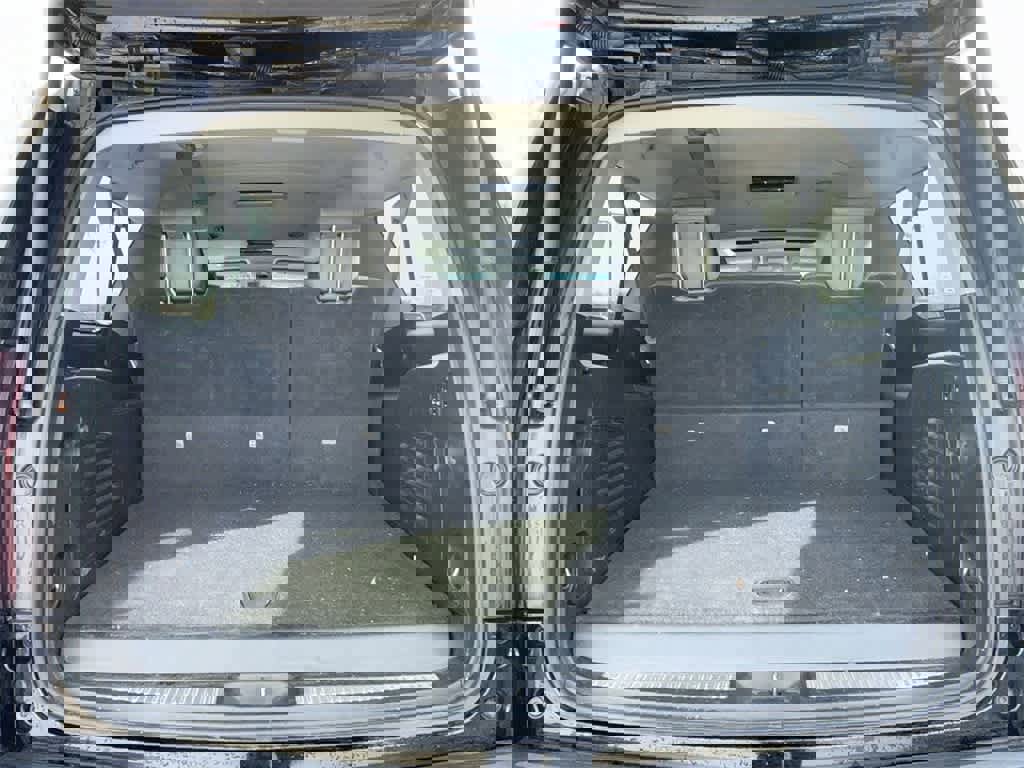 Used 2018 Chevrolet Suburban LT image 23