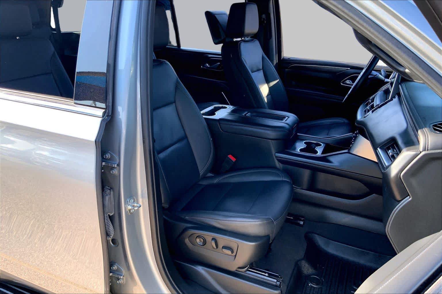 Used 2024 Chevrolet Tahoe LT w/ Luxury Package AWD/4WD image 9