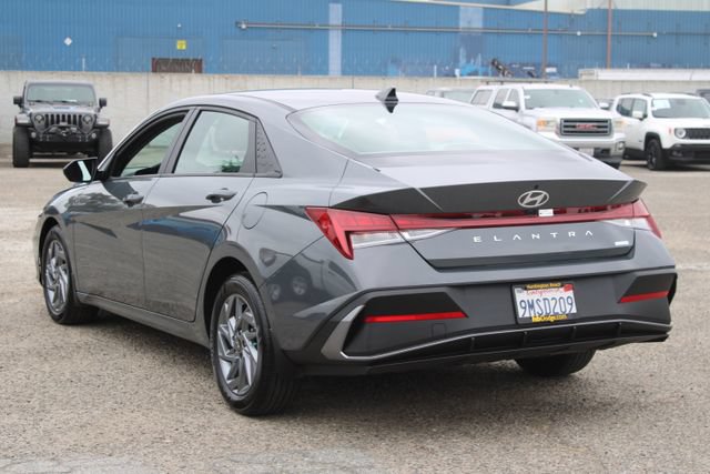 Used 2024 Hyundai Elantra Blue FWD image 3