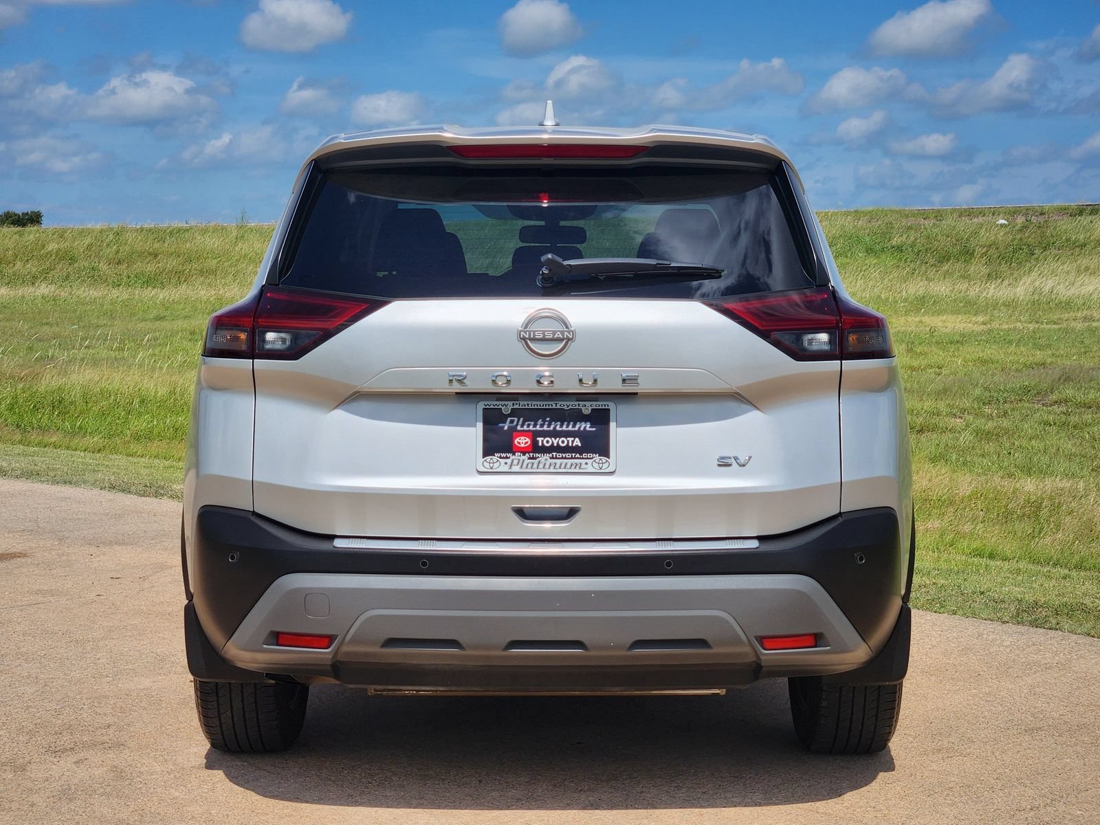 Used 2023 Nissan Rogue SV FWD image 8