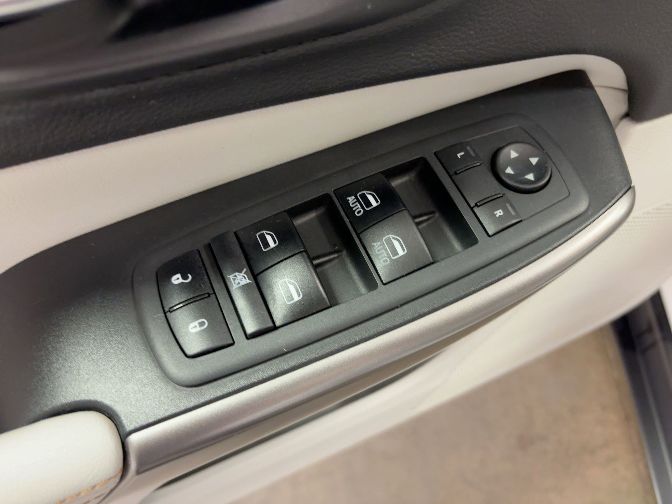 Used 2019 Jeep Cherokee Limited image 12