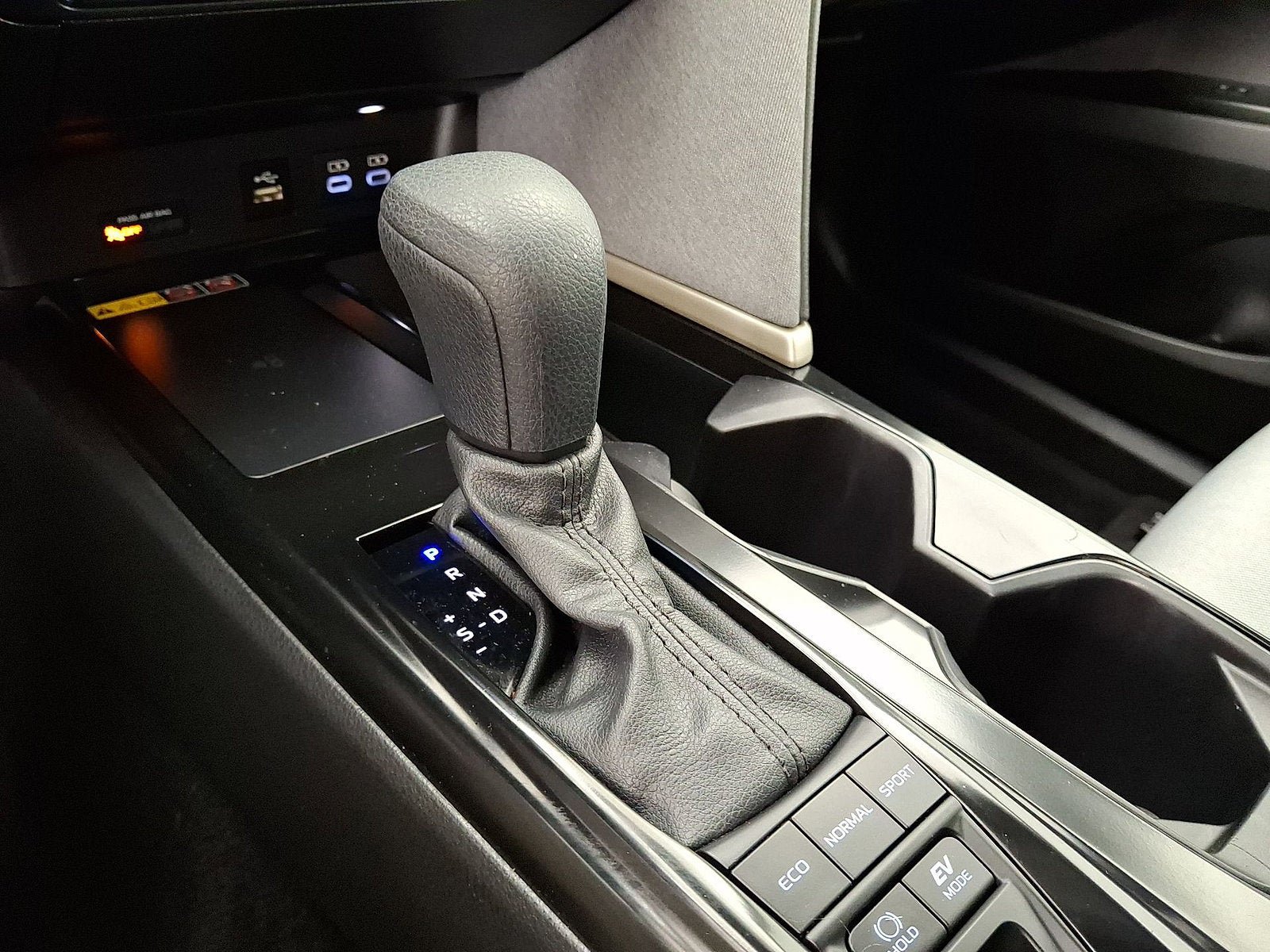 Used 2025 Toyota Camry LE FWD image 4