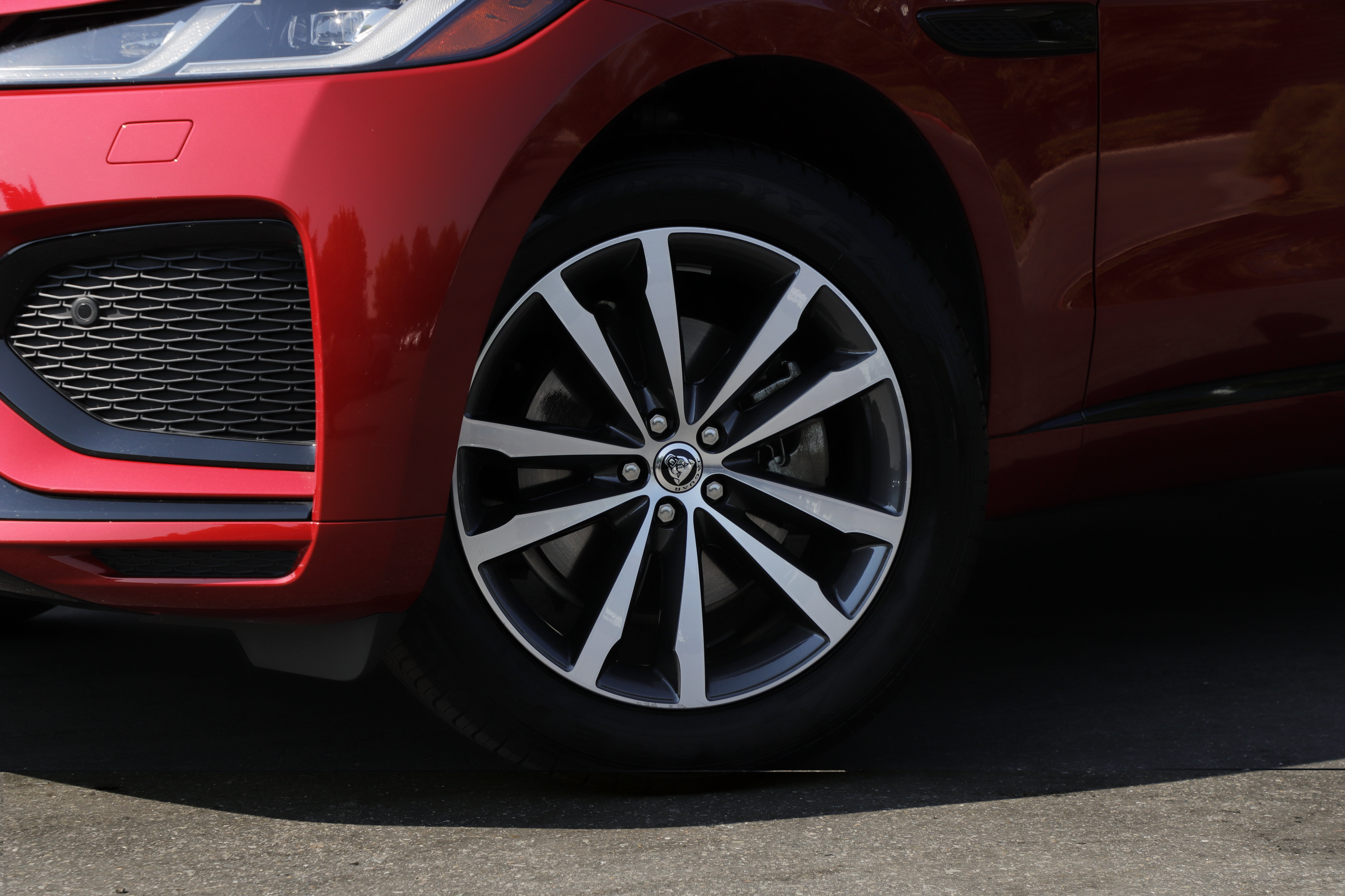 Certified 2025 Jaguar F-PACE R-Dynamic S AWD/4WD image 2