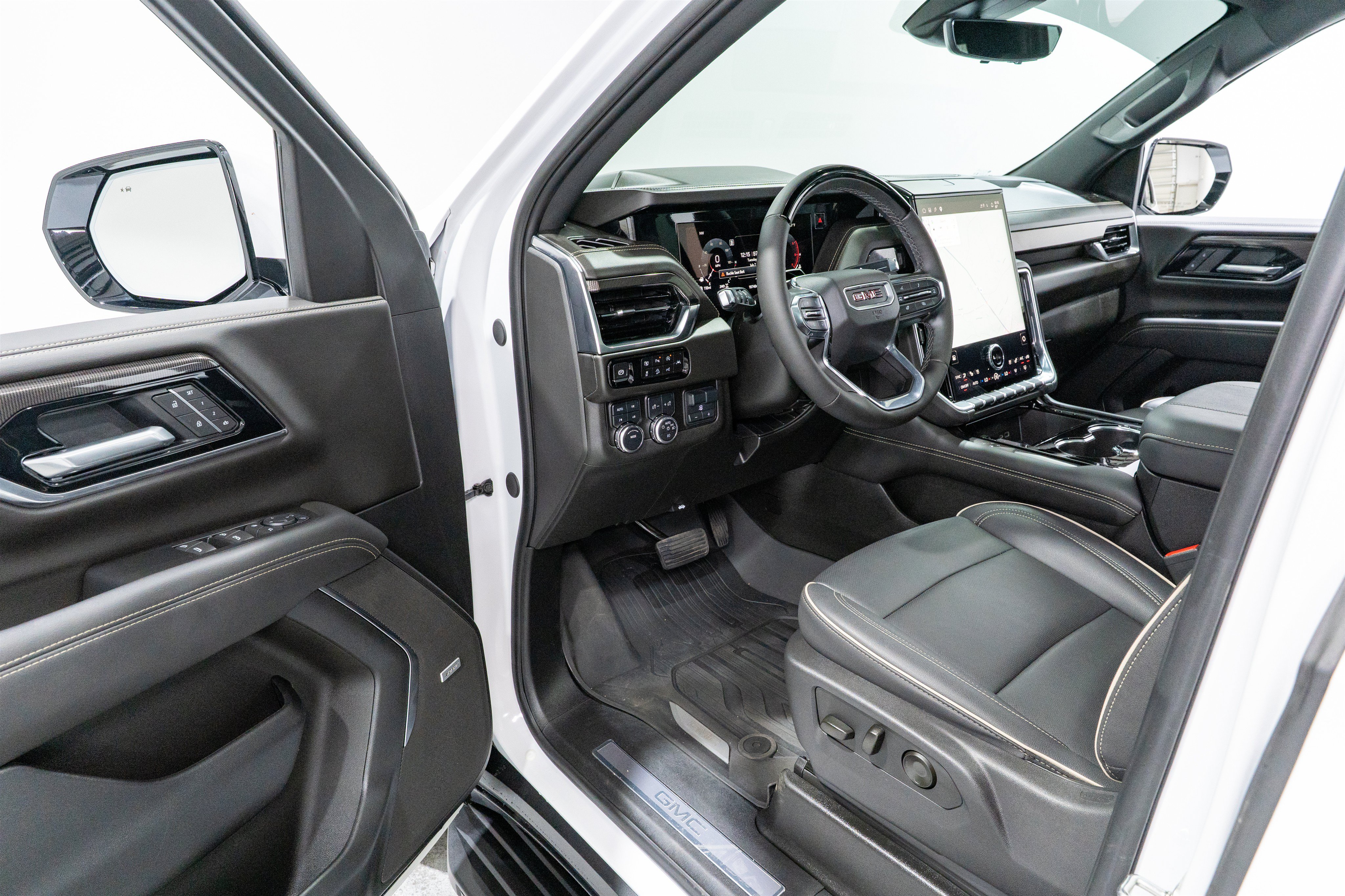 Used 2025 GMC Yukon Elevation w/ Elevation Premium Package AWD/4WD image 12