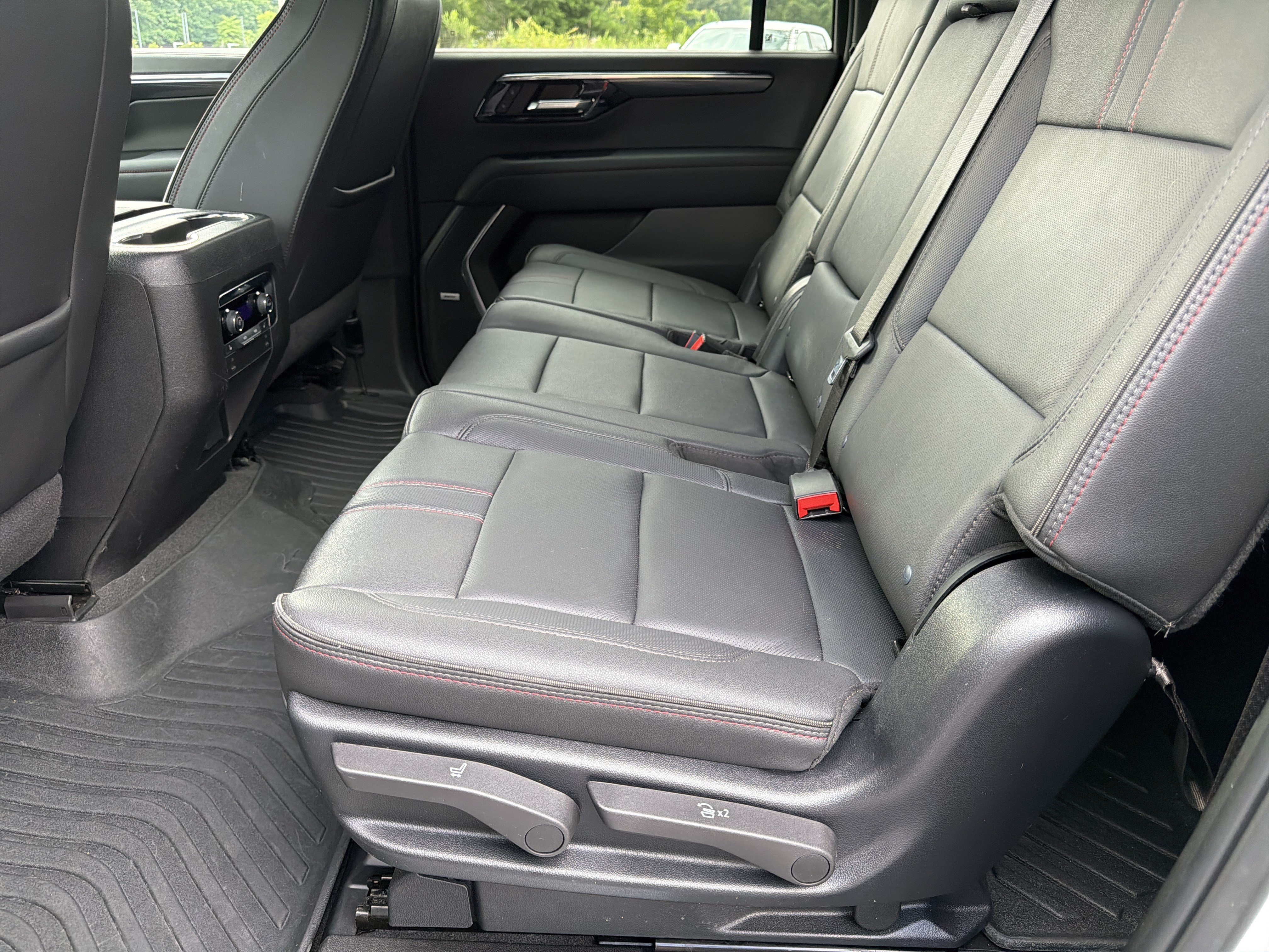 Used 2025 Chevrolet Suburban RST w/ Comfort Package AWD/4WD image 21
