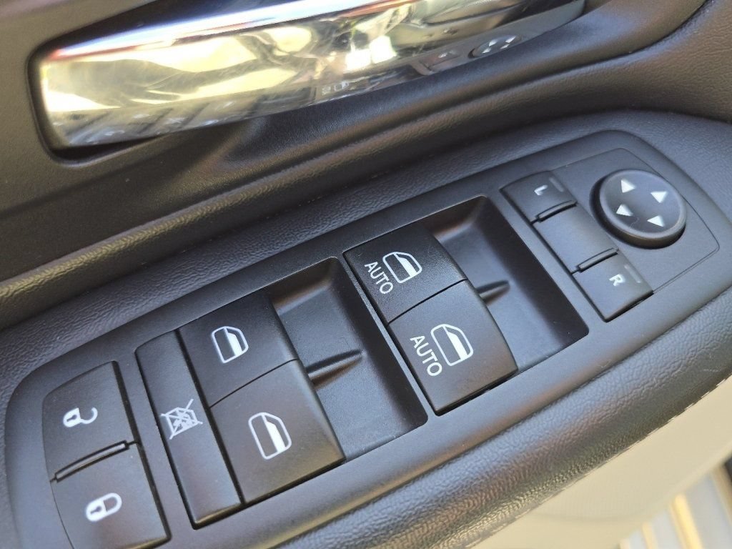 Used 2016 Chrysler Town & Country Touring FWD image 29