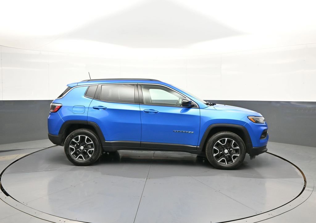 Used 2022 Jeep Compass Latitude w/ Sun and Sound Group AWD/4WD image 5