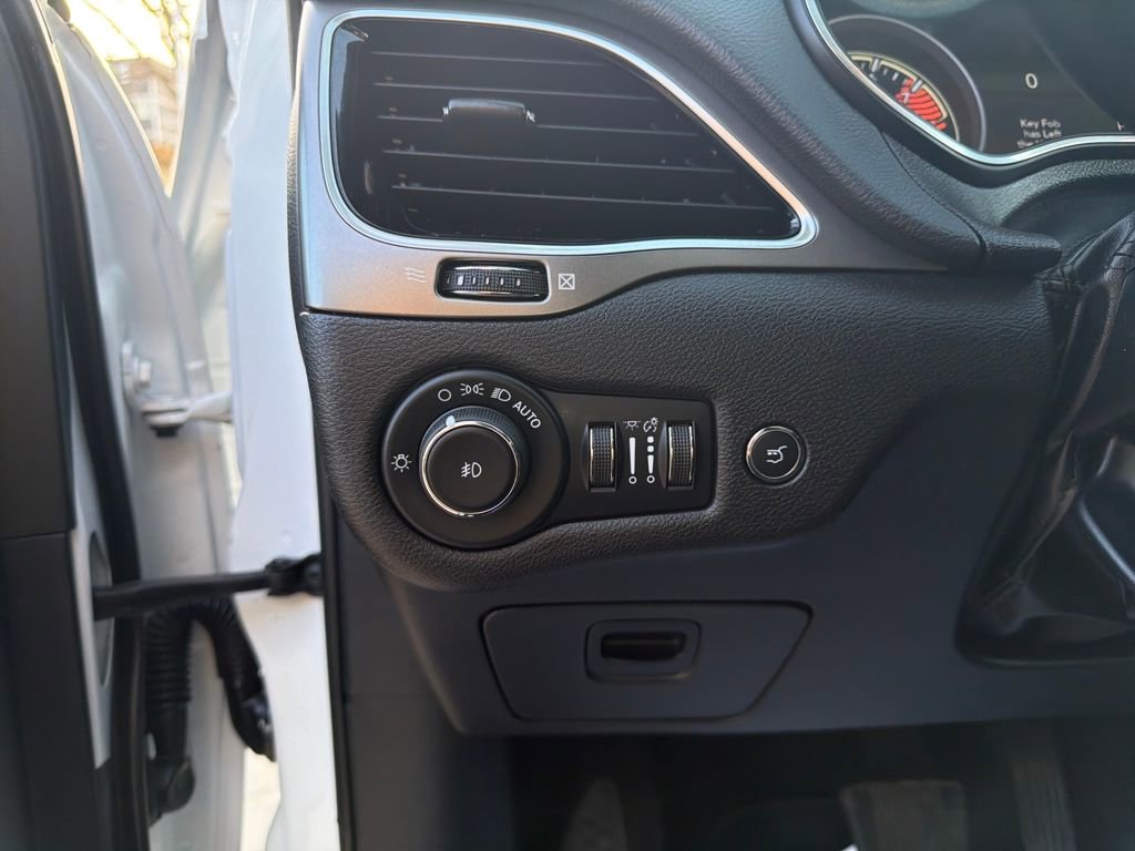 Used 2021 Jeep Cherokee Limited image 13