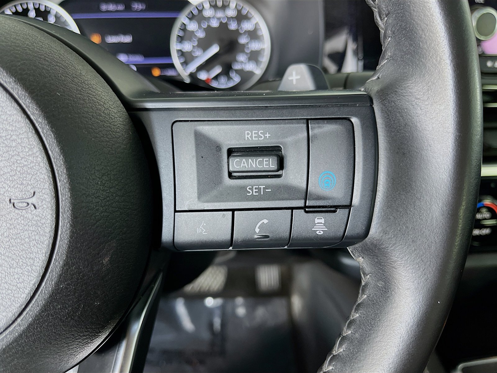 Used 2024 Nissan Pathfinder SV FWD image 17