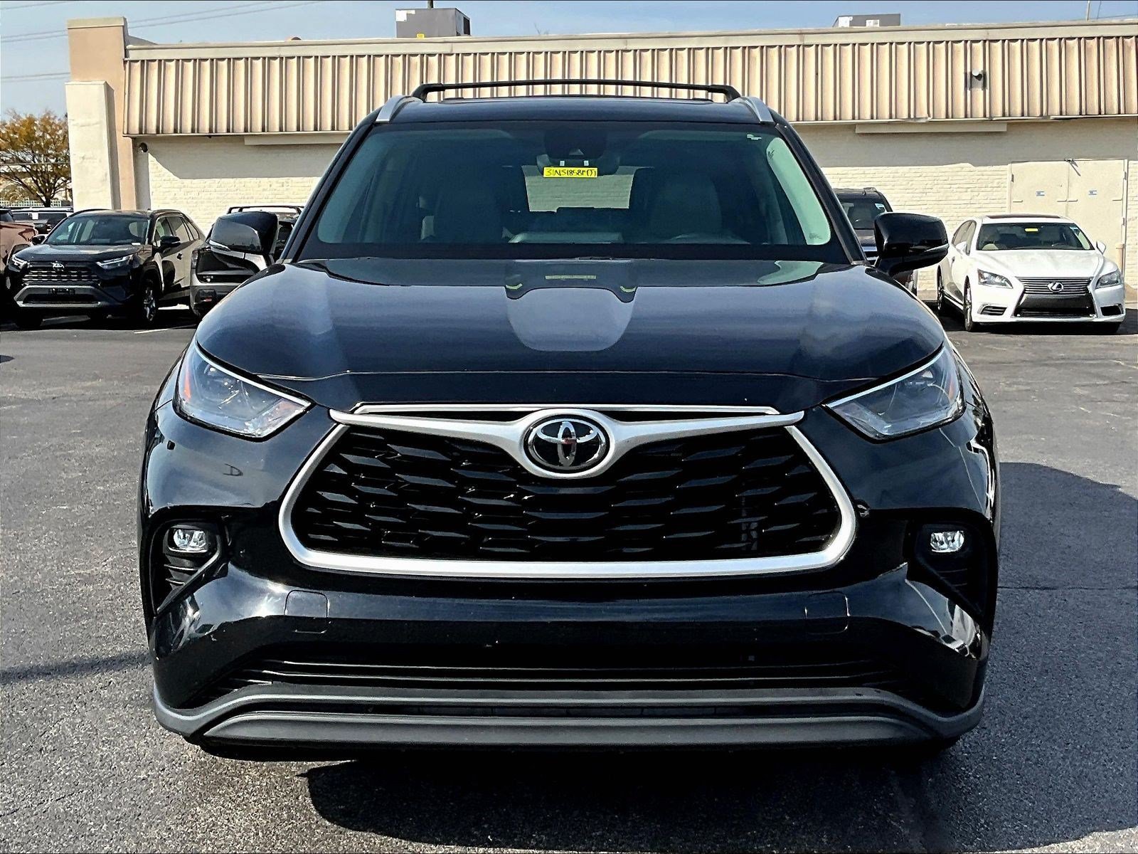 Used 2022 Toyota Highlander XLE AWD/4WD image 2