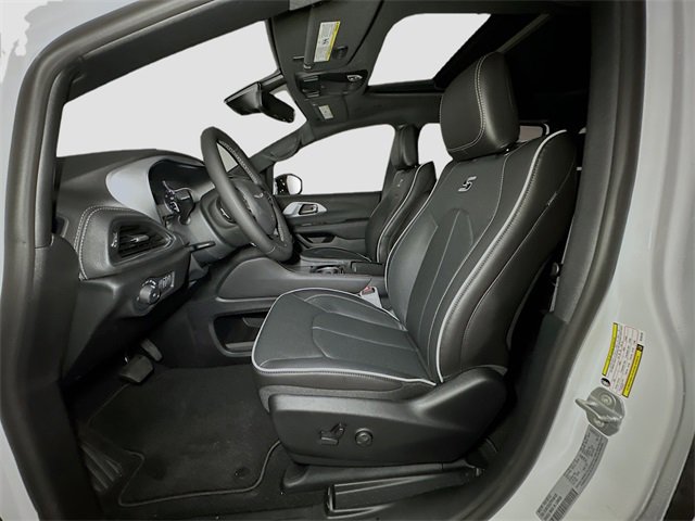 New 2026 Chrysler Pacifica Limited image 17