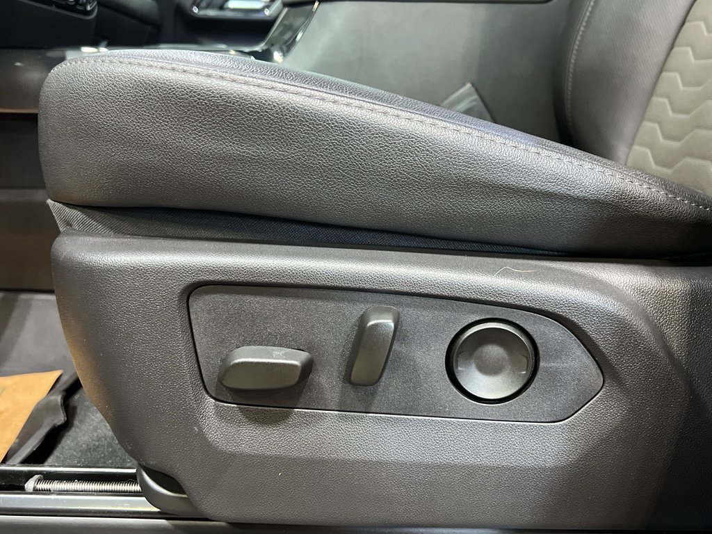 Used 2024 Chevrolet Silverado 2500 ZR2 w/ Technology Package image 16