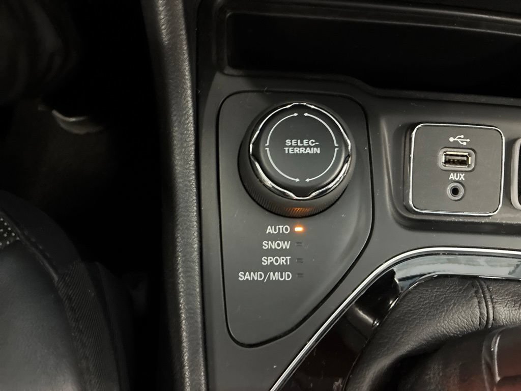 Used 2019 Jeep Cherokee Limited AWD/4WD image 30