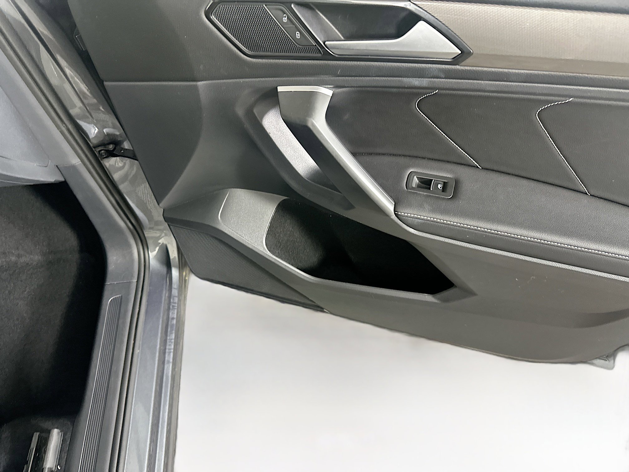 Used 2024 Volkswagen Tiguan Wolfsburg Edition image 30