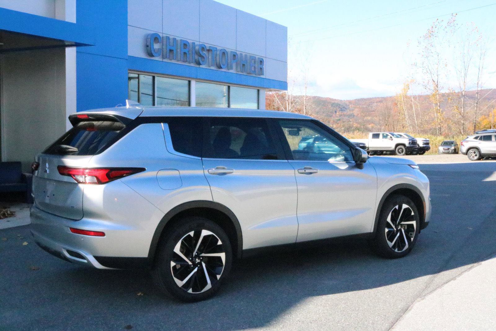 Used 2024 Mitsubishi Outlander SE image 4