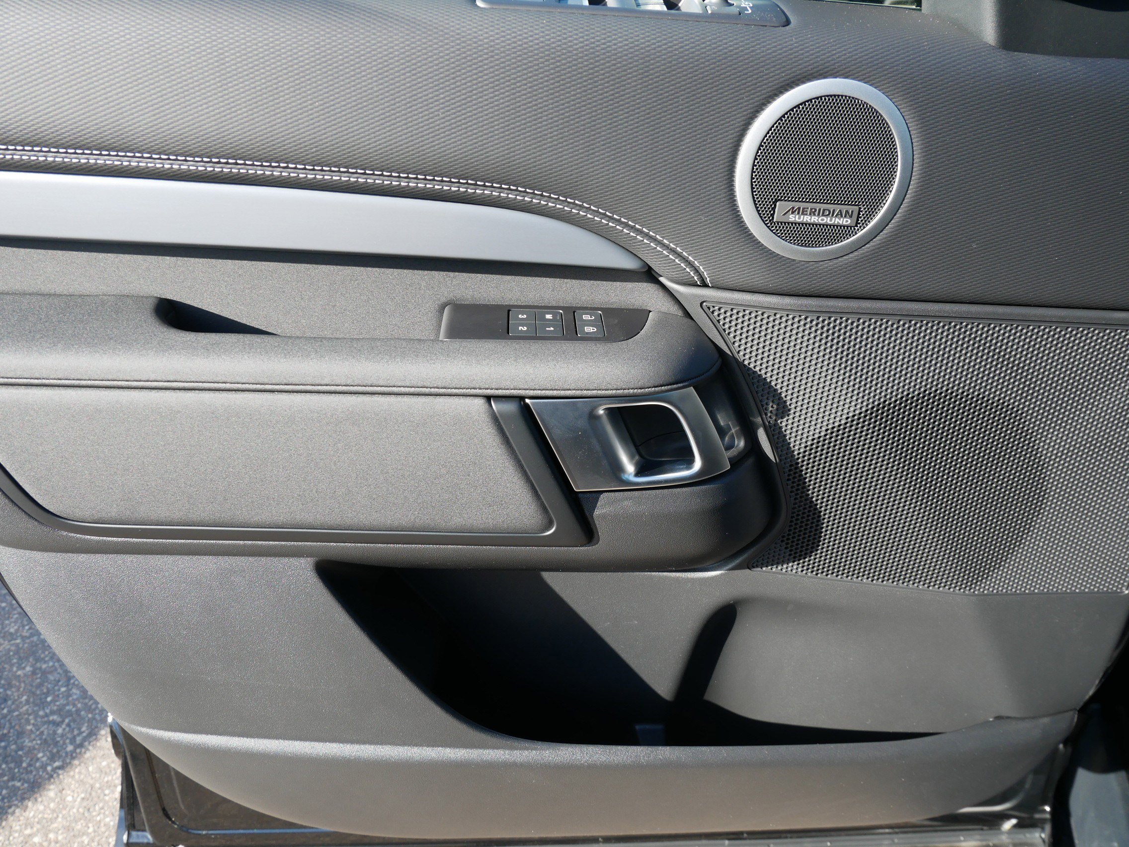 New 2026 Land Rover Discovery Limited Edition image 4