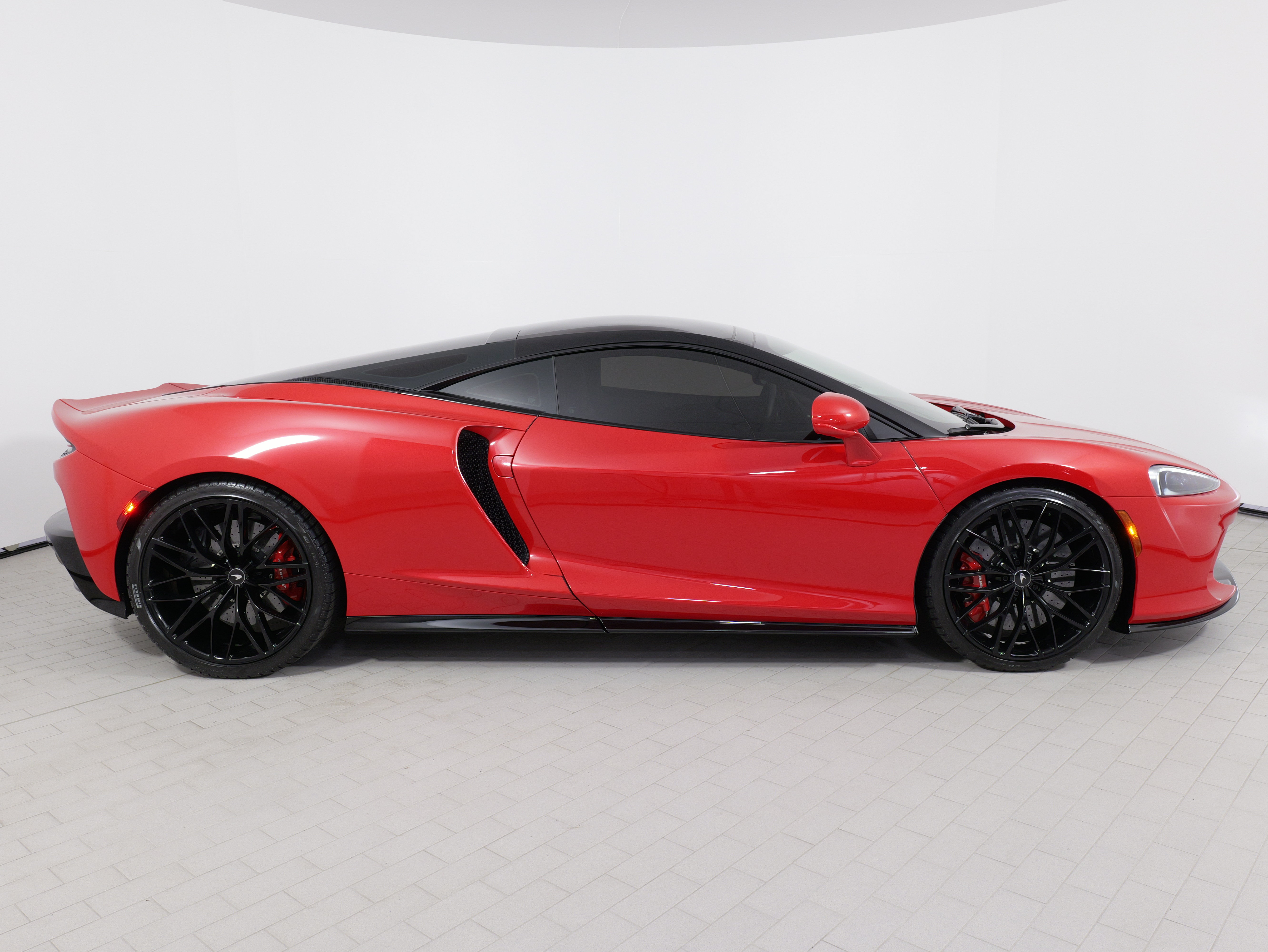 Used 2022 McLaren GT RWD image 10