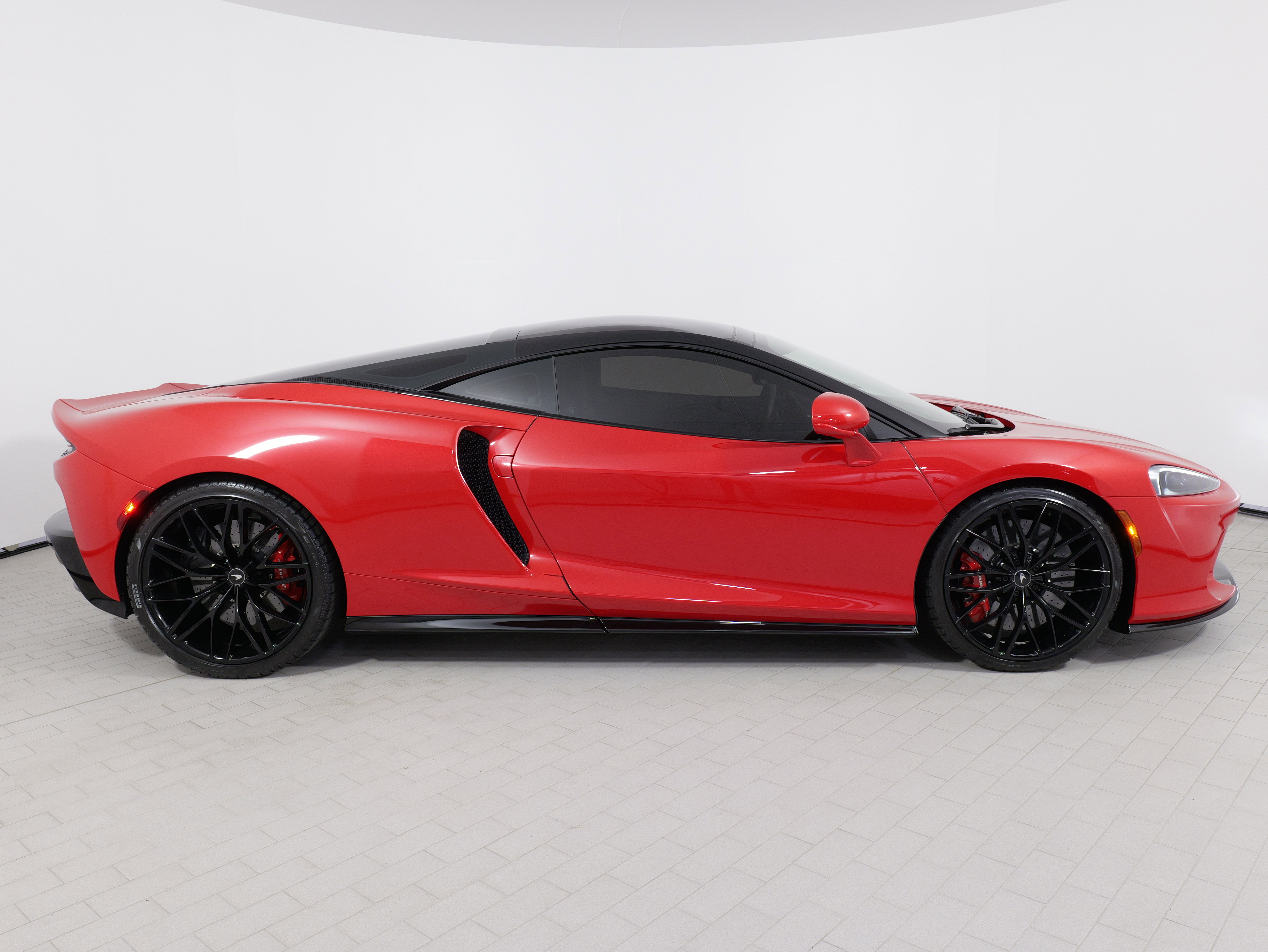 Used 2022 McLaren GT image 10