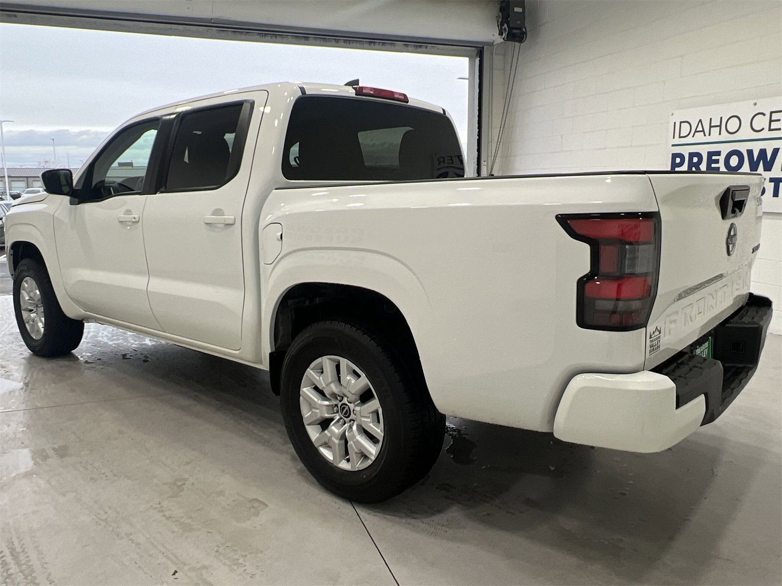 Used 2023 Nissan Frontier SV image 6