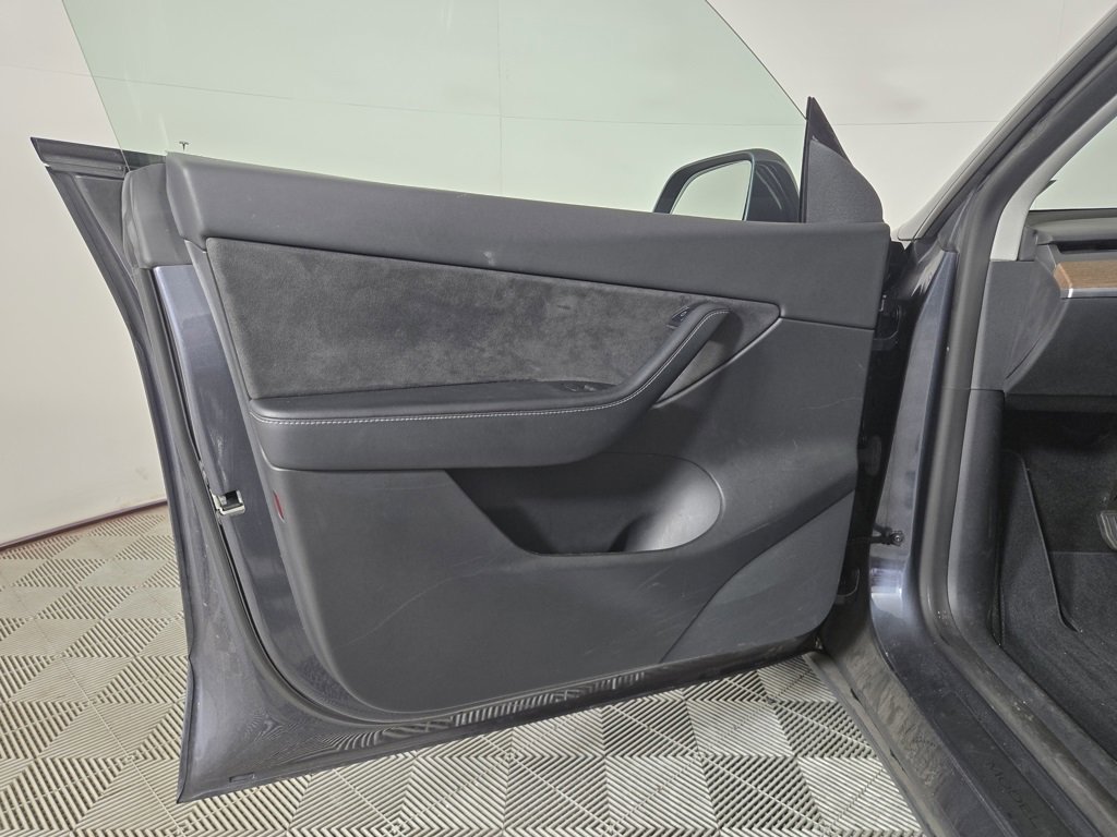 Used 2022 Tesla Model Y Long Range image 16