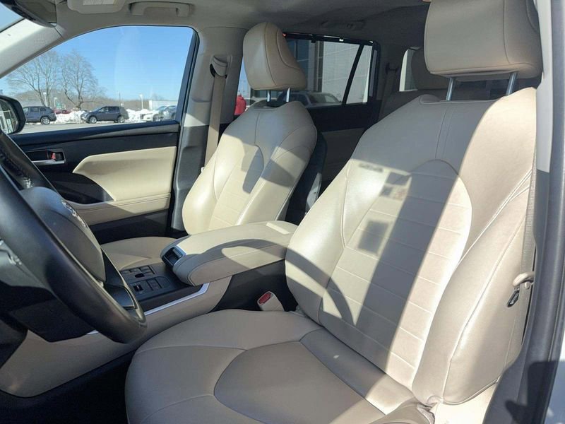 Used 2023 Toyota Highlander XLE image 7